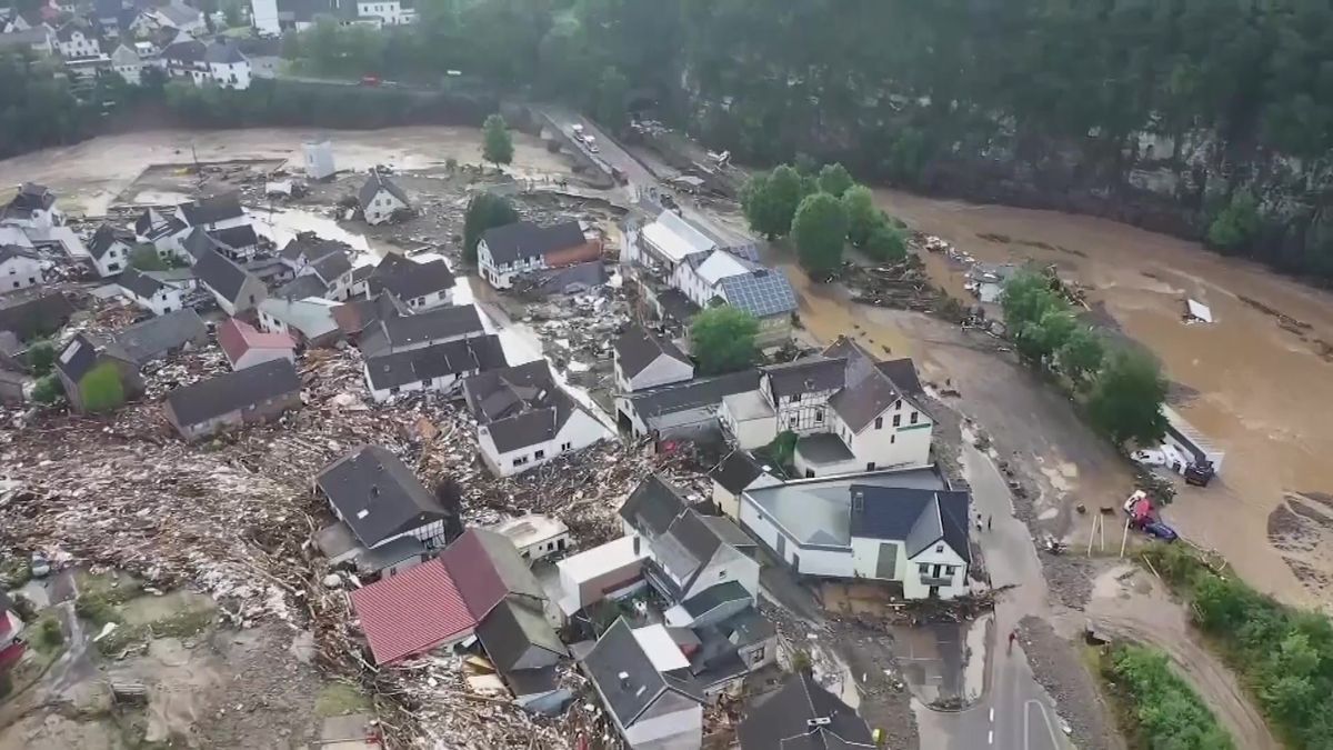 Video: Letecké záběry ukazují zkázu po povodních v Německu